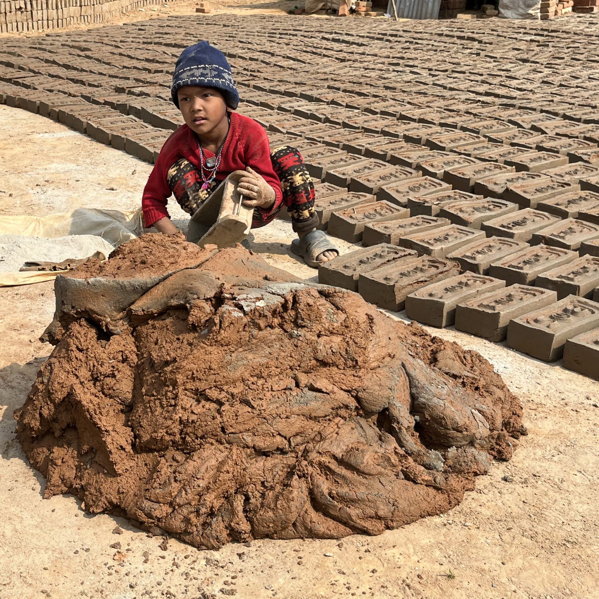 Junge in Ziegelfabrik Nepal