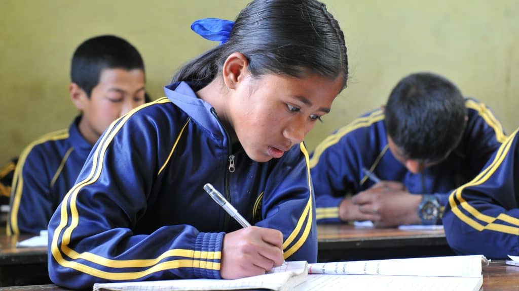 Mädchen lernt im Unterricht in Nepal