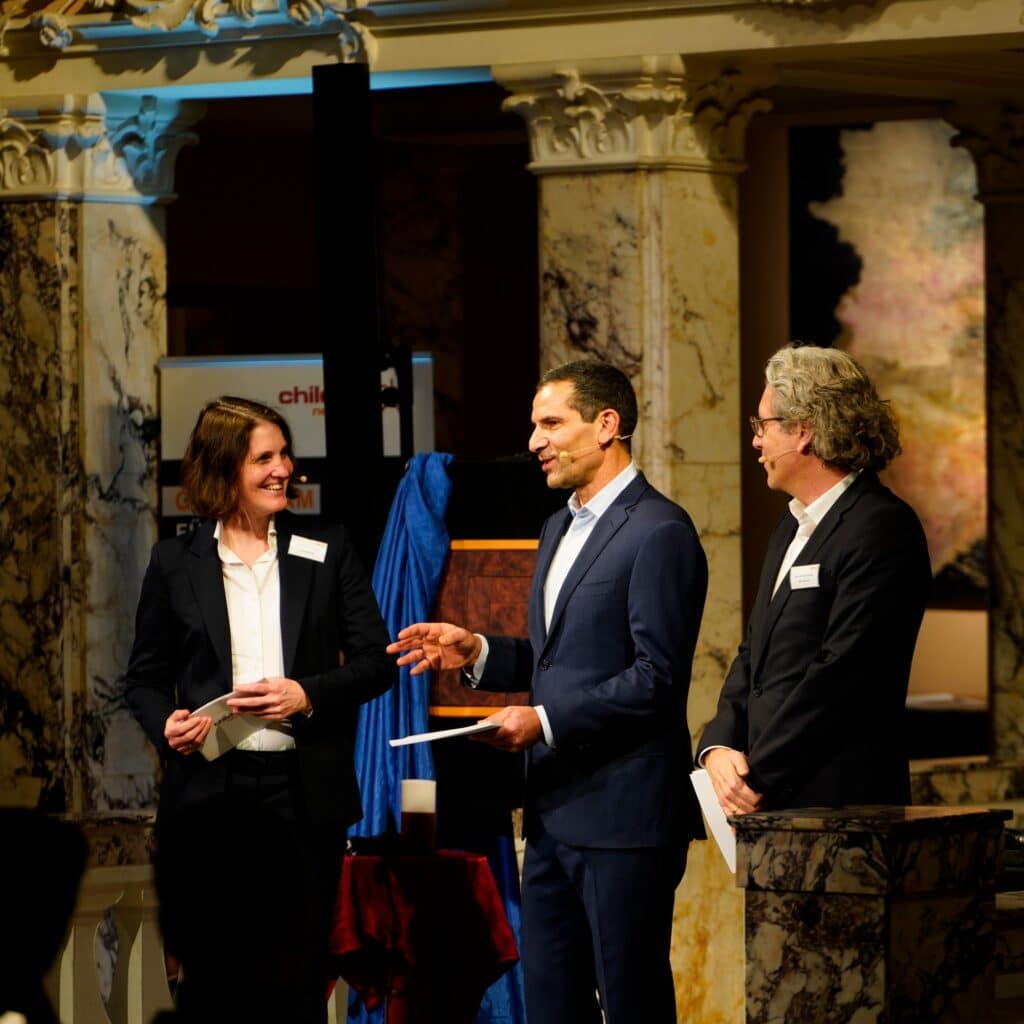 Prof. Karin Kreutzer und Prof. Sven Henkel mit Mitri Sirin