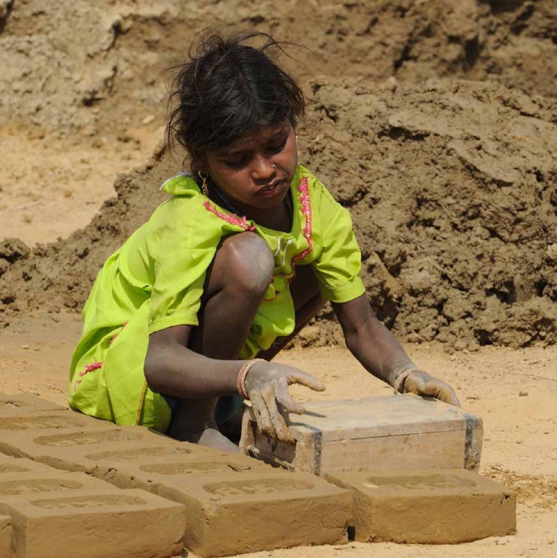 Kind bei ausbeuterischer Arbeit, Indien