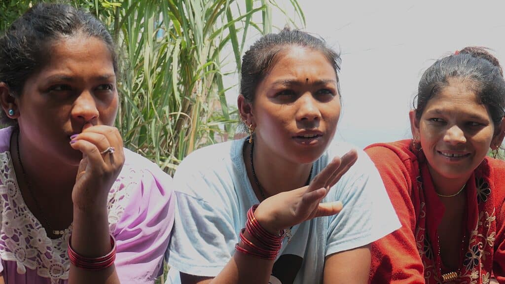 Drei junge Frauen aus Nepal